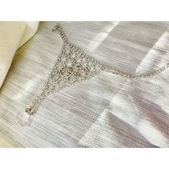 Finger chain bracelet with rhinestones - Picture 2 of 4